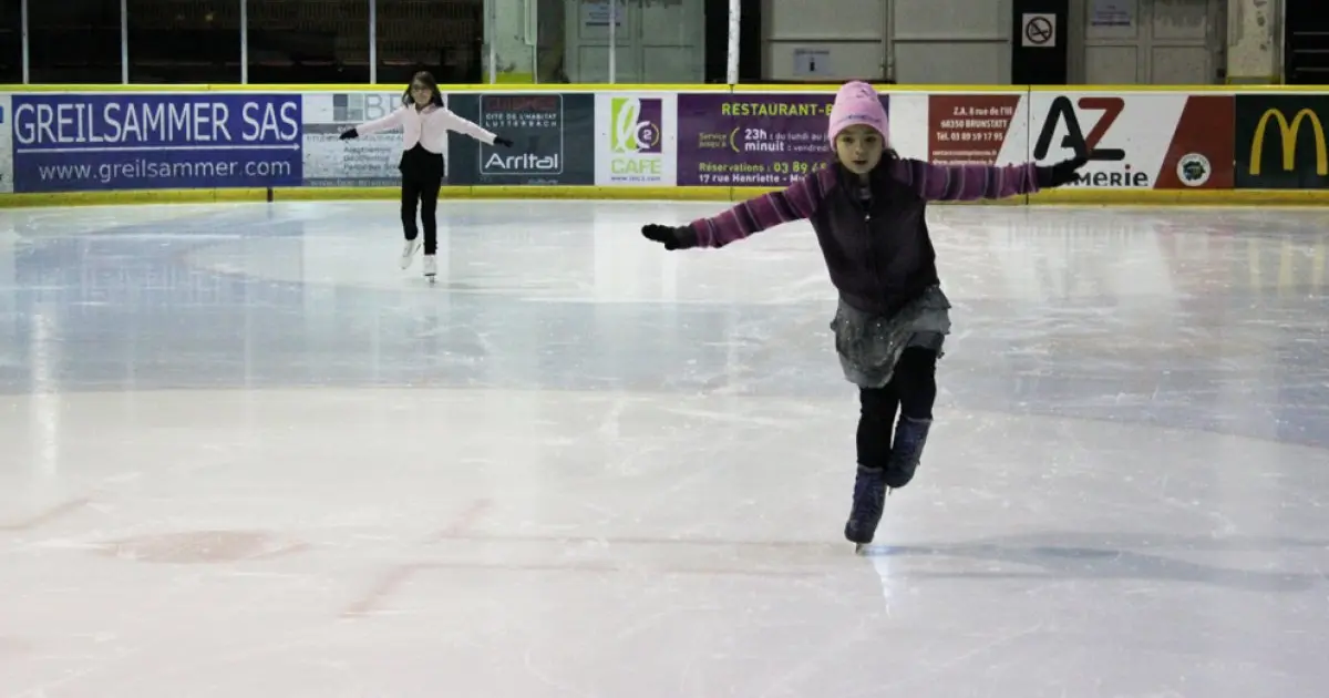 A la Patinoire de Mulhouse, on apprend à glisser sur ses patins