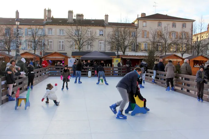 La patinoire du marché de Noël de Lunéville attire les familles ! 