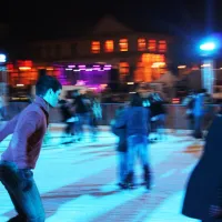 Une patinoire extérieure. Le patin à glace est un sport à la fois complet et agréable. &copy; Raphaël da Silva