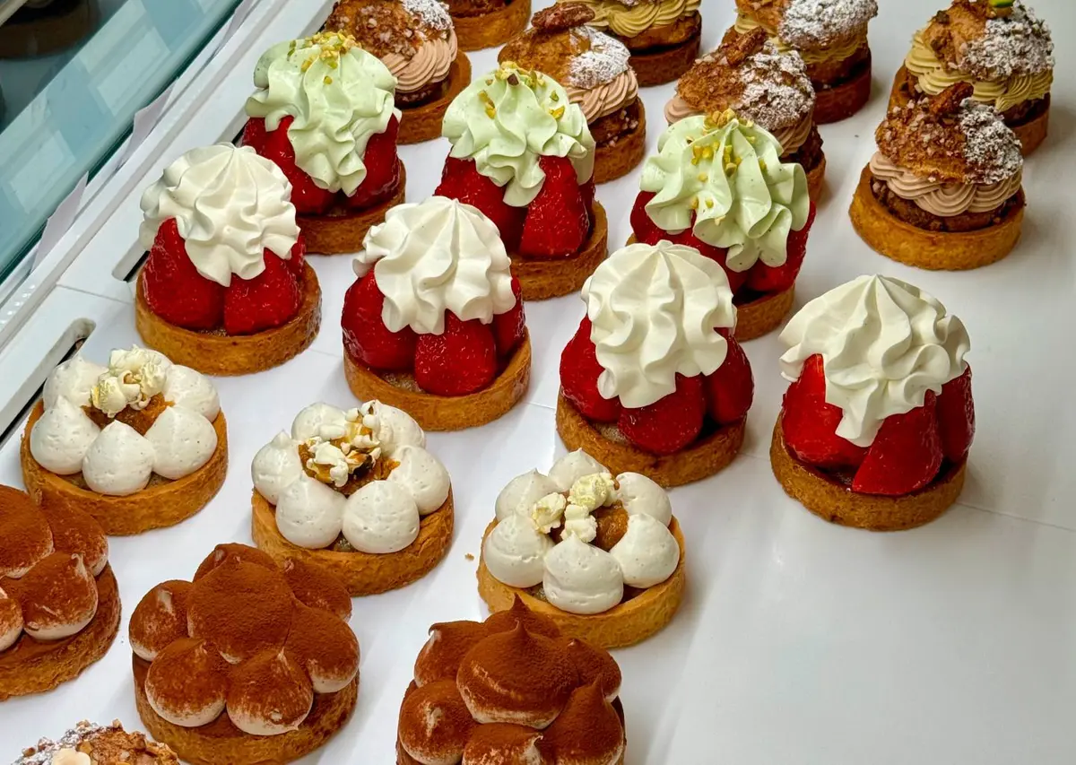 📚 Le Boudoir de Léa – Un cocon gourmand au cœur d’une librairie mulhousienne, où les pâtisseries faites maison régalent les amateurs de lecture et de douceurs