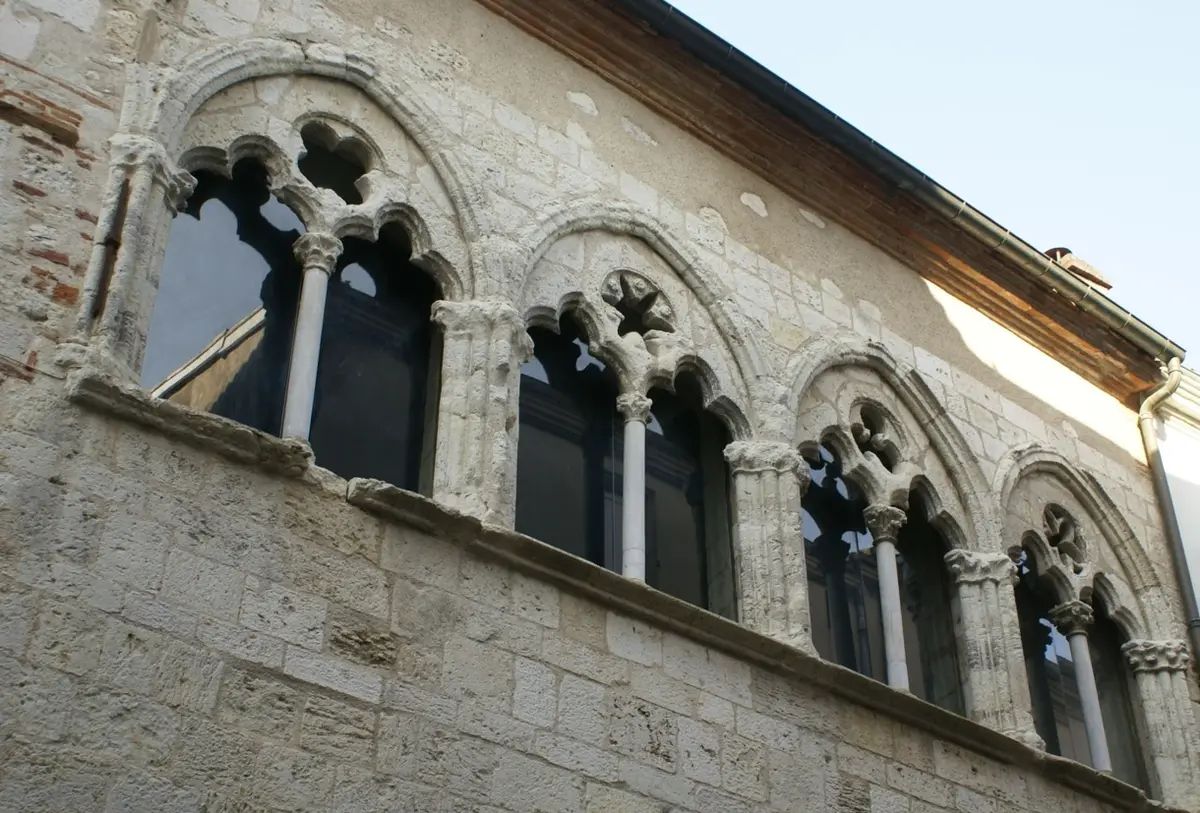 Patrimoine et techniques anciennes : Les maisons médiévales d’Agen et l’art de l’enluminure