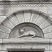 Patrimoine sur le pouce - Chats en façade