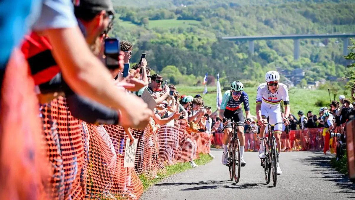 Paul Seixas face à Tadej Pogacar sur la côte de la Redoute lors de la dernière édition de Liège Bastogne Liège