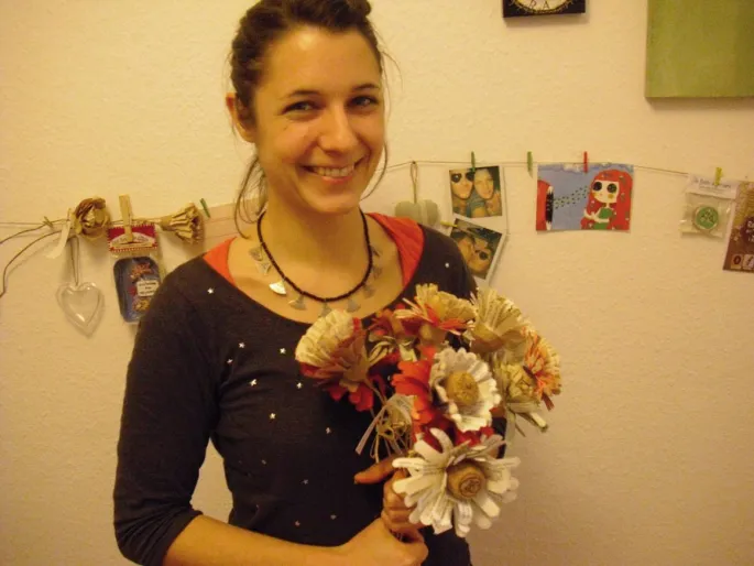 Pauline Munier avec un bouquet de fleurs de son cru