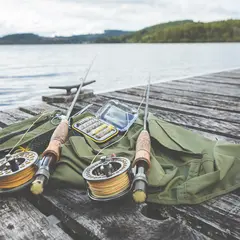 Pêche aux leurres du bord sur le lac de Vassivière