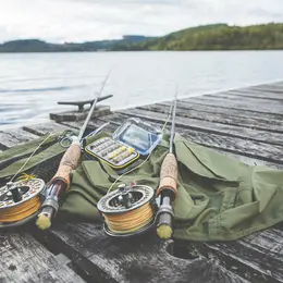 Pêche aux leurres du bord sur le lac de Vassivière