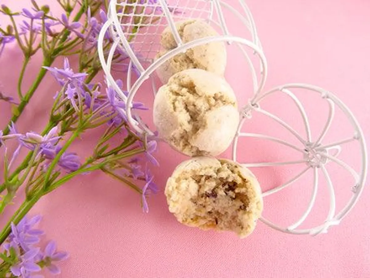 Une pâtisserie à base d'amandes et de fleurs comestibles