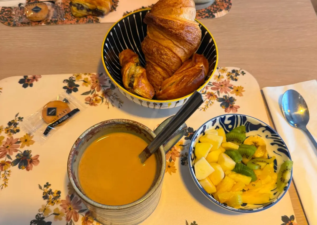 🌨️ Tilvist Coffee Shop – L’esprit scandinave en plein Mulhouse : une ambiance apaisante, un large choix de thés et un coin lecture parfait pour s’évader.