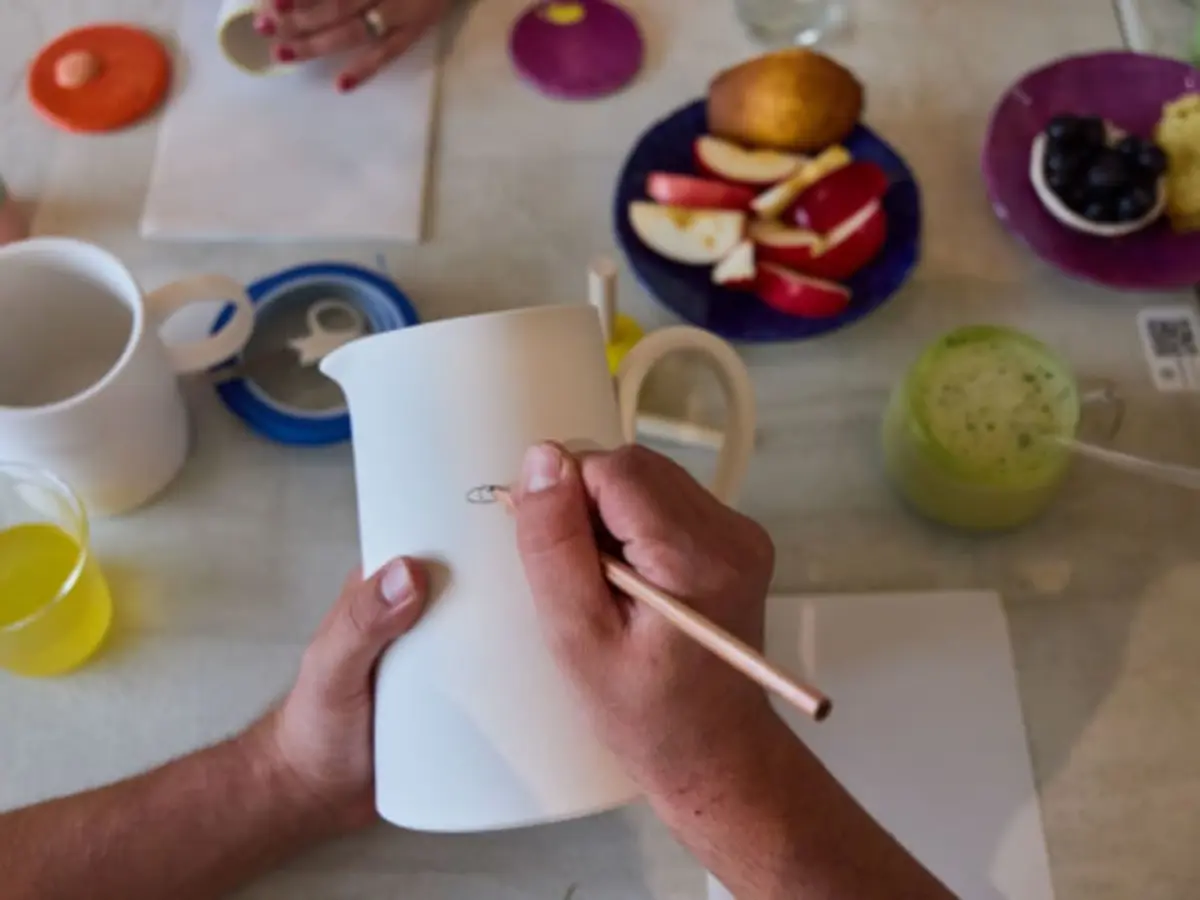 Petit déjeuner et peinture sur céramique à Paris 10ème