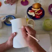 Petit déjeuner et peinture sur céramique à Paris 10ème