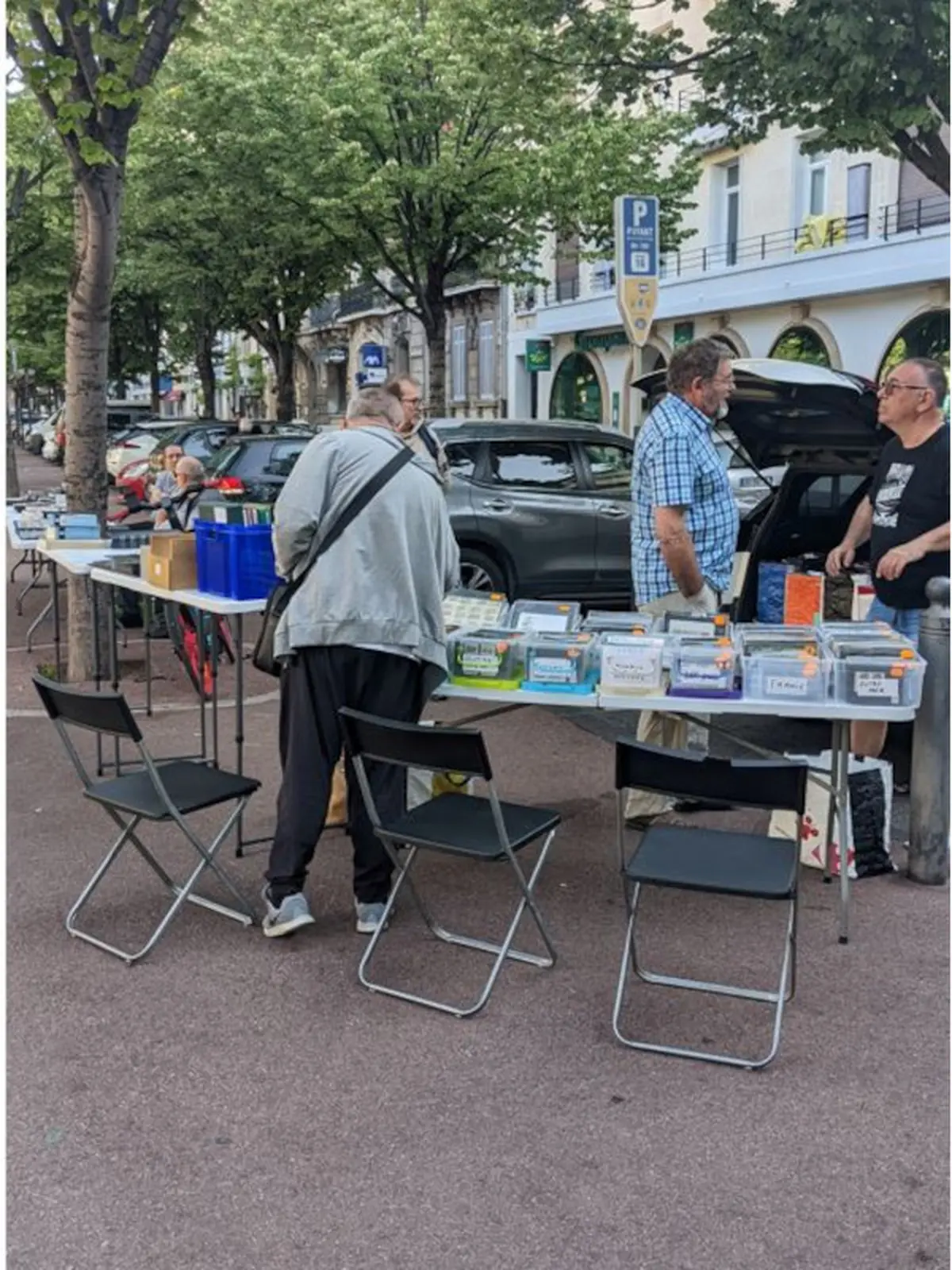 Petit marché de timbres et pièces de monnaie de collection