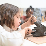 Petits mutants : atelier de modelage pour enfants et adolescents