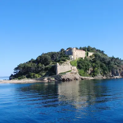 Peut-on visiter le Fort de Brégançon, lieu de vacances d’Emmanuel Macron ?