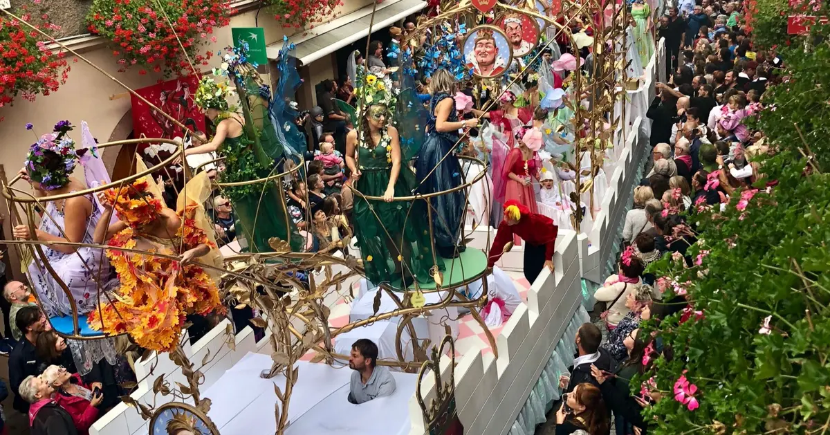 Le cortège avec ses chars attire la foule des grands jours à Ribeauvillé