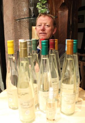 Philippe Traber veille sur la qualité de ses 87 eaux-de-vie et 23 liqueurs