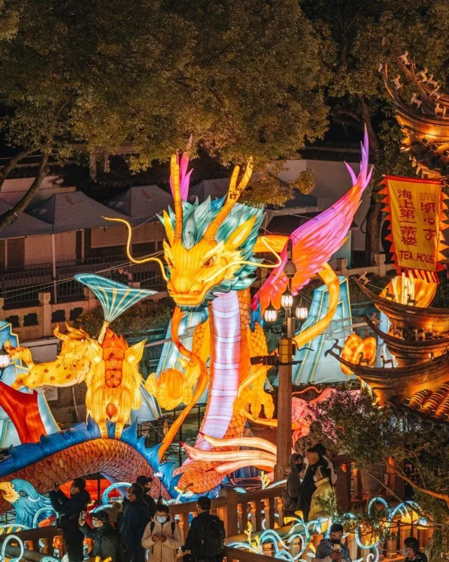 Les magnifiques créatures de lanternes au festival de Shanghai en Chine
