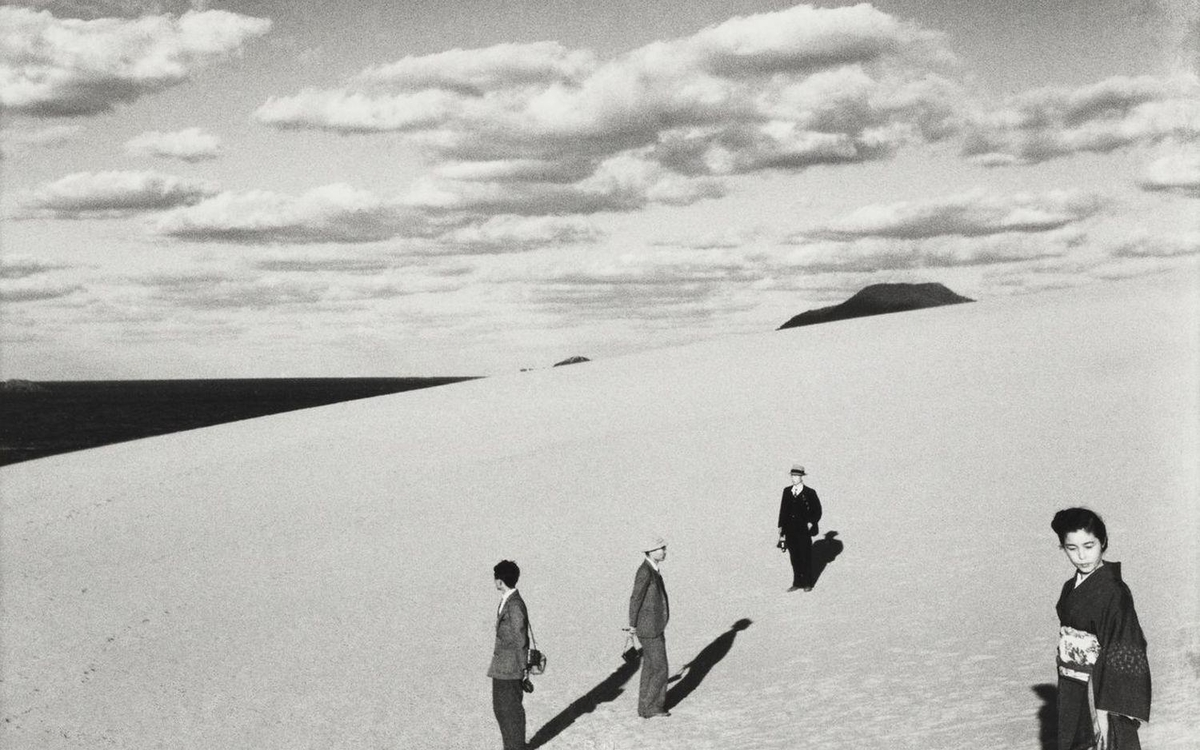 Shoji Ueda, Quatre personnages sur une dune de sable - 1948 - © Shoji Ueda