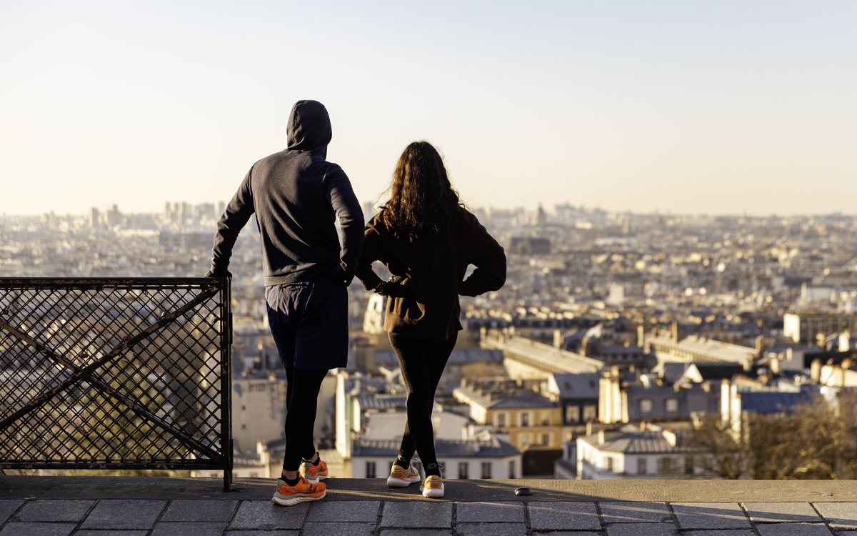 Couple de coureurs parisiens.
