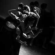 Pièce pour deux mains et dix pieds