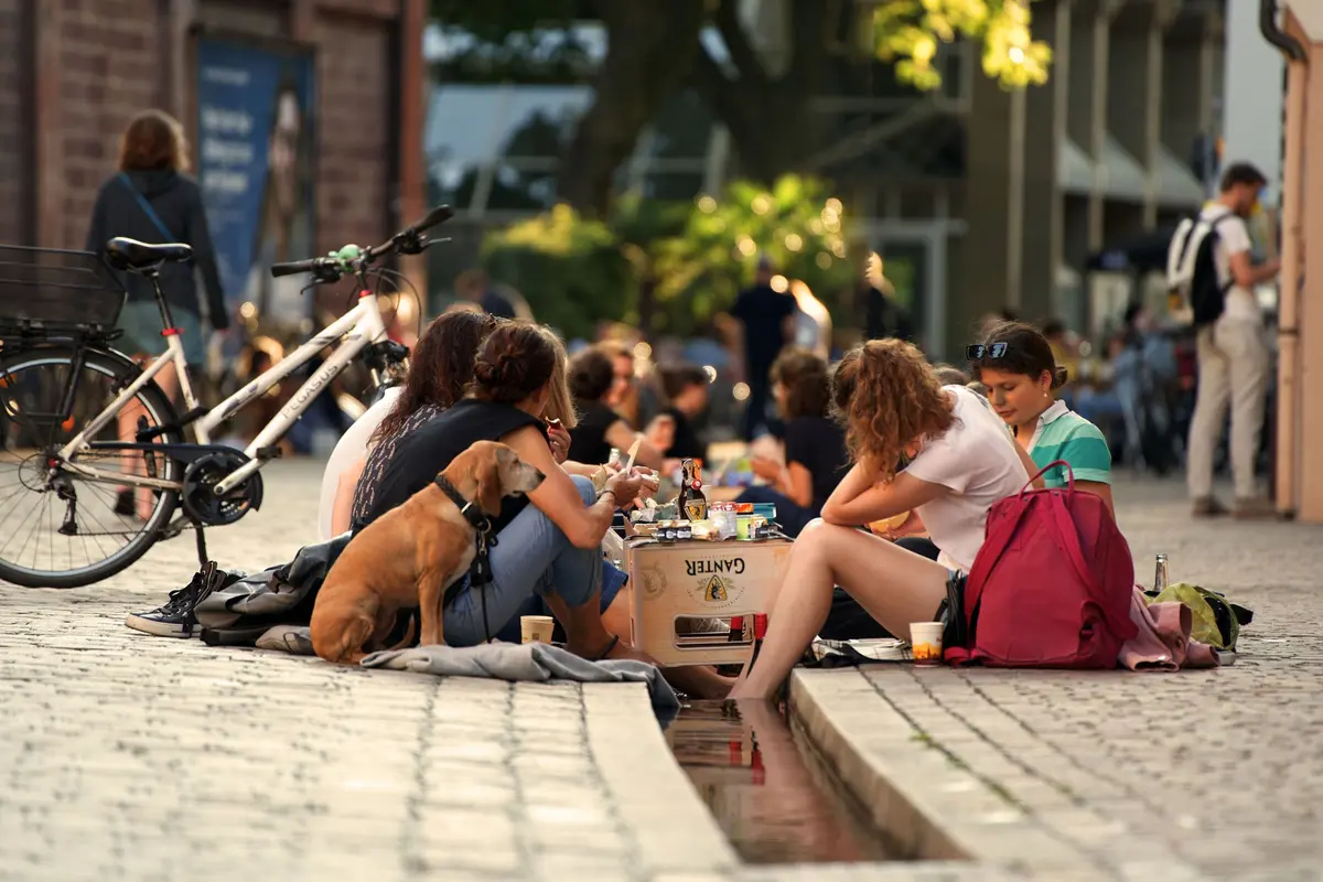 Un pique-nique les pieds dans l'eau à Fribourg