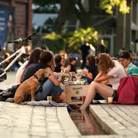 Un pique-nique les pieds dans l'eau à Fribourg &copy; FREIBURGerLEBEN