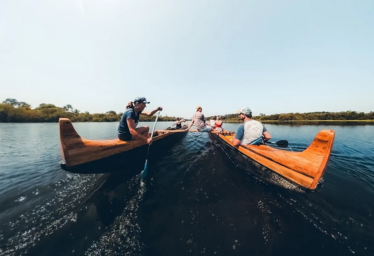 Pirogue hawaïenne au coucher du soleil avec apéritif