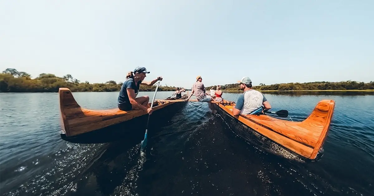 Pirogue hawaïenne au coucher du soleil avec apéritif