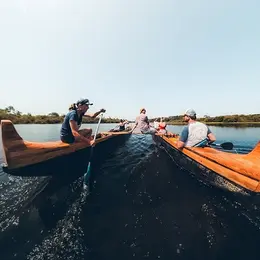 Pirogue hawaïenne au coucher du soleil avec apéritif