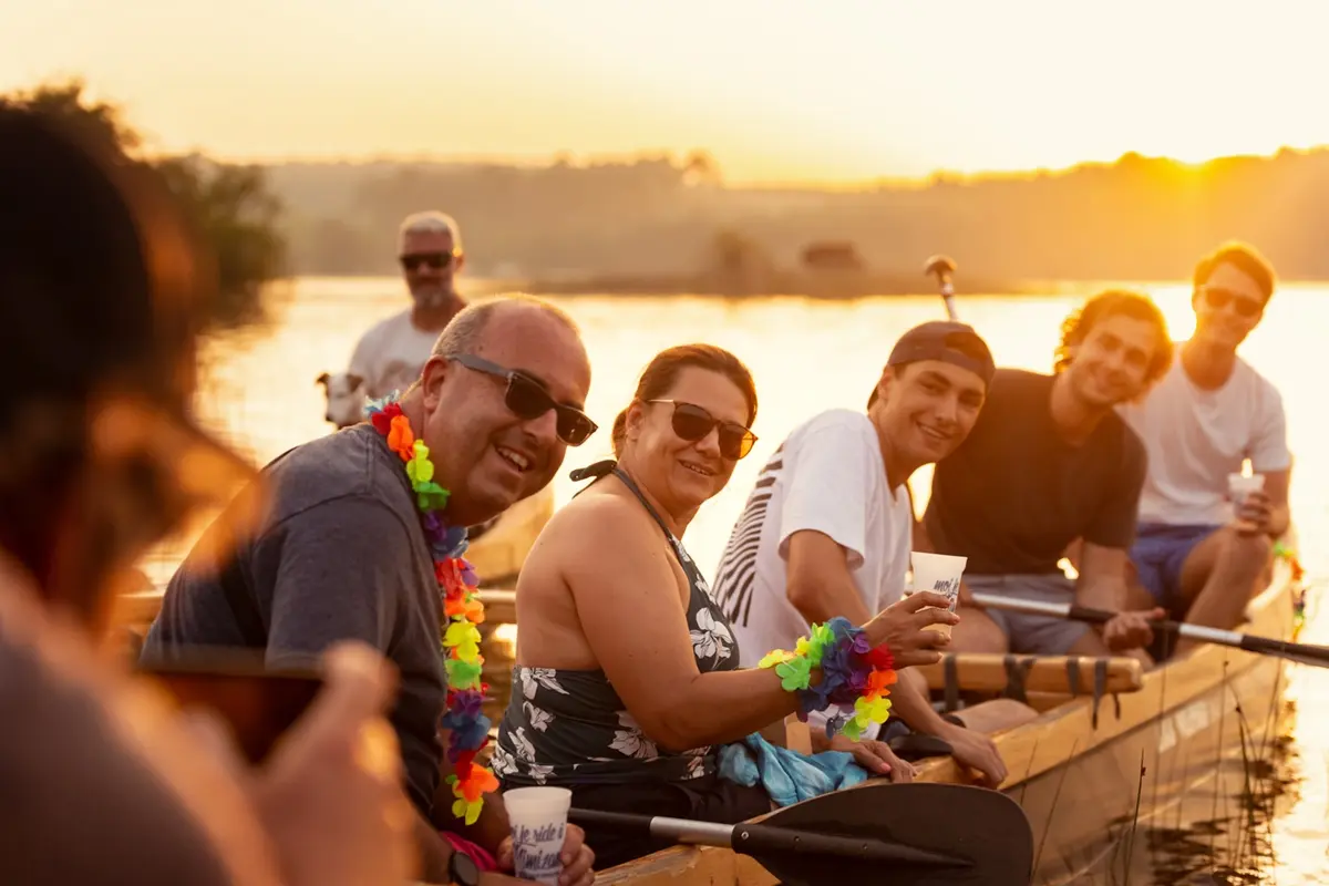 Pirogue hawaïenne au coucher du soleil avec apéritif