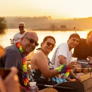 Pirogue hawaïenne au coucher du soleil avec apéritif