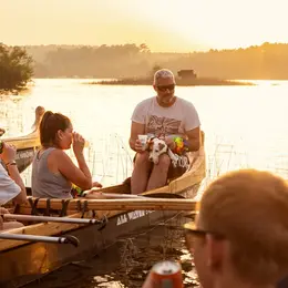 Pirogue hawaïenne au coucher du soleil avec apéritif