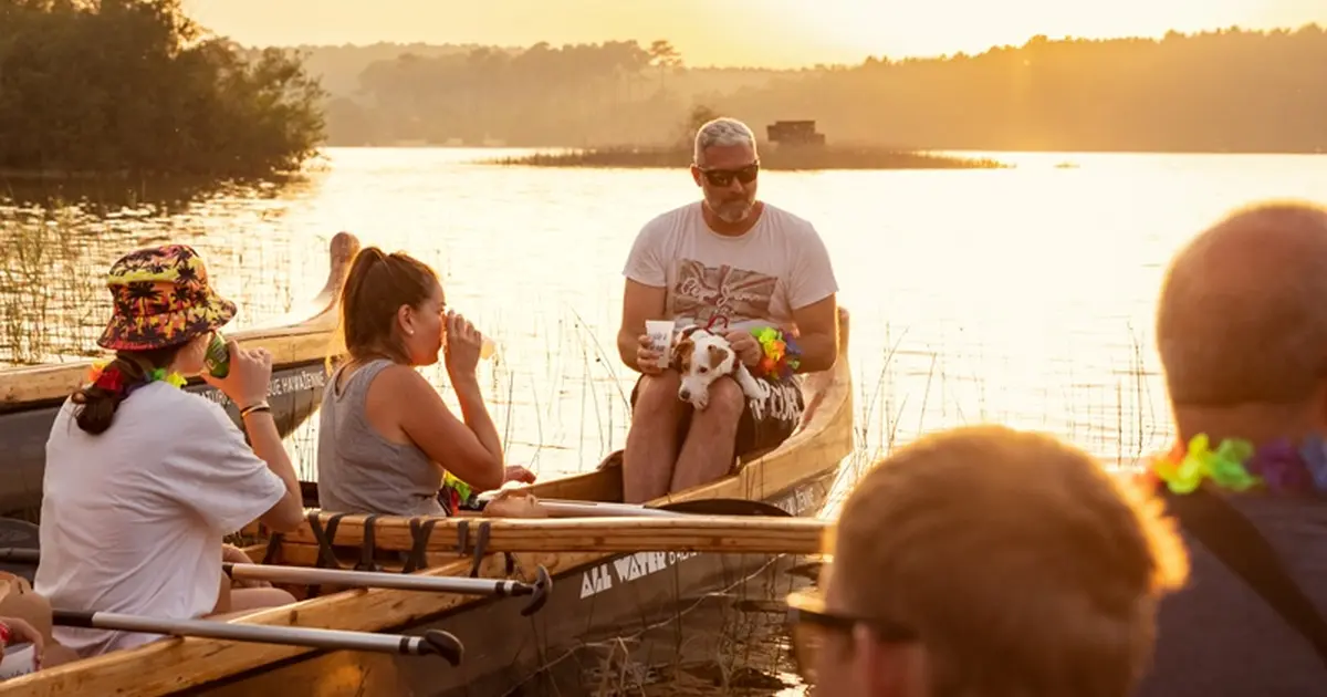 Pirogue hawaïenne au coucher du soleil avec apéritif