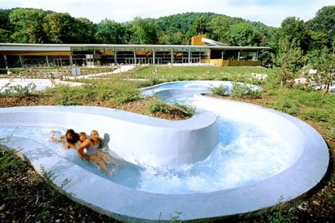 De nombreuses activités ludiques sont proposées pour les enfants, comme ici la descente à la piscine de Munster