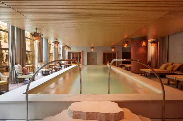 L\'hôtel Mondrian Bordeaux Les Carmes dispose de sa propre piscine et espace de remise en forme