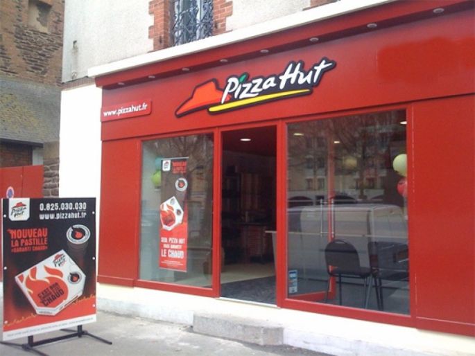 Les pizzerias Pizza Hut se reconnaissent grâce à leur couleur habituellement rouge