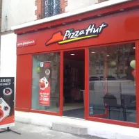 Les pizzerias Pizza Hut se reconnaissent grâce à leur couleur habituellement rouge DR