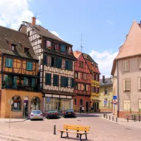 Les places de nos communes d'Alsace sont idéales pour prendre une petite pause &copy; Jenifoto - fotolia.com