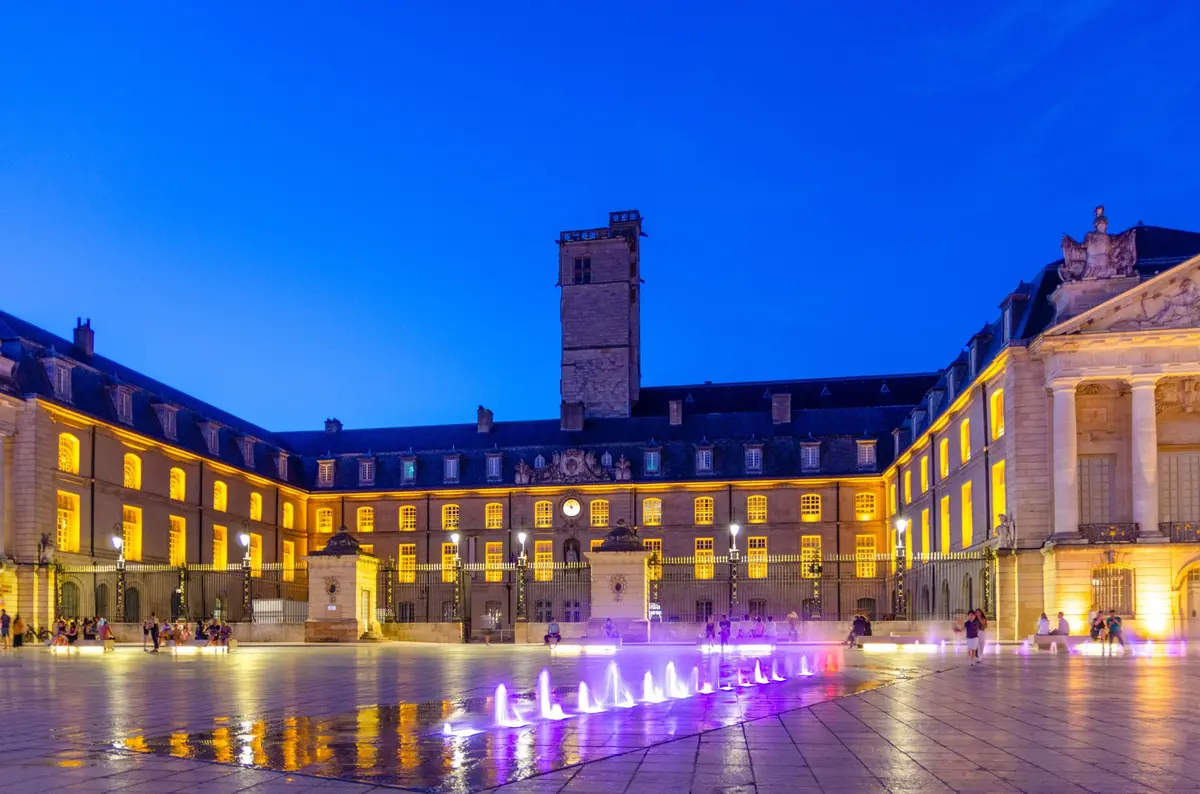 La Place de la Libération à la tombée de la nuit