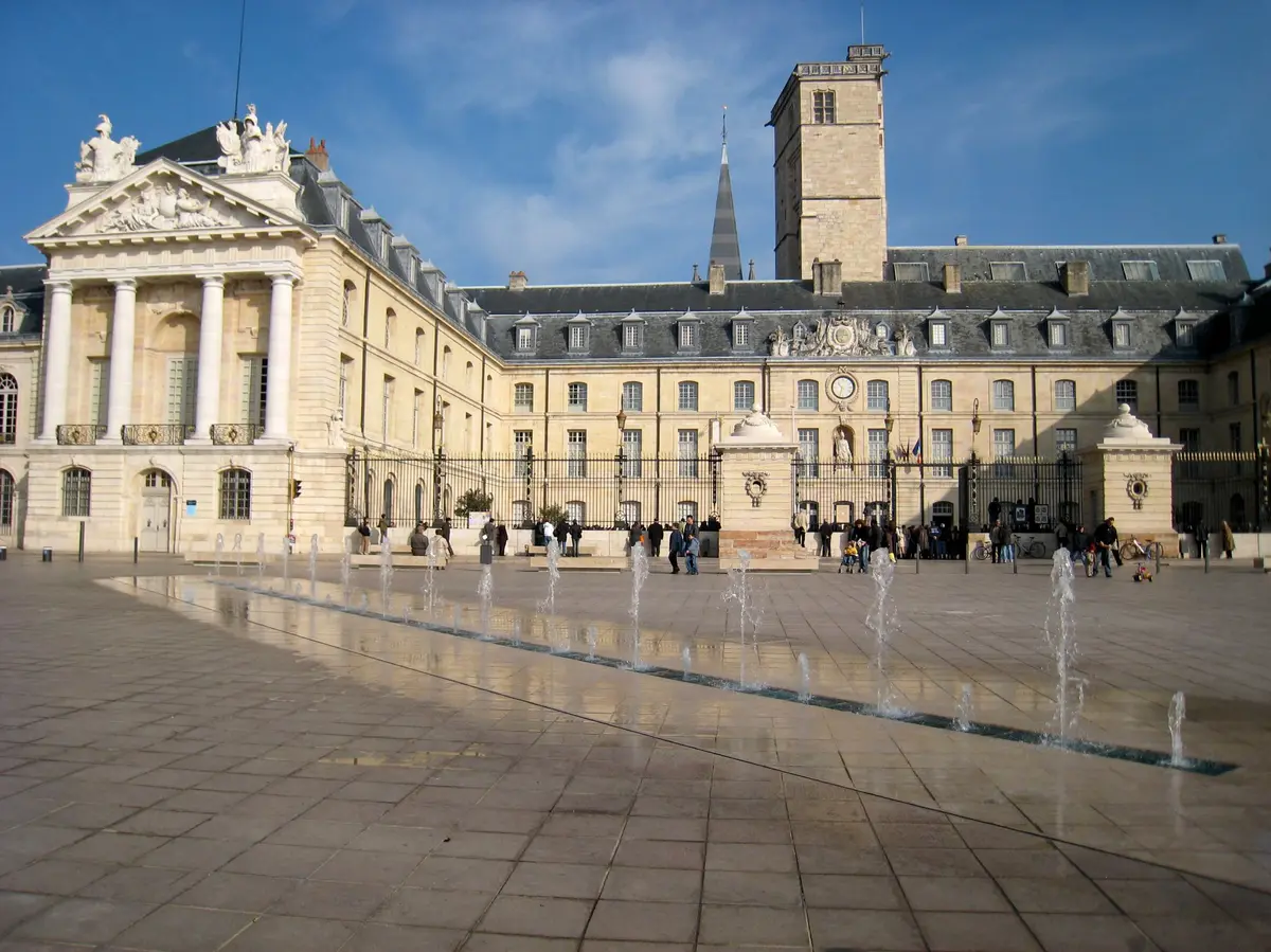 Place de la Libération et le Palais des Ducs et des Etats de Bourgogne