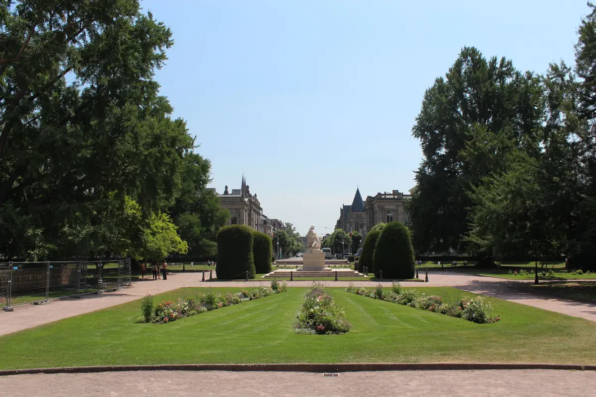 Vue vers la BNU et TNS depuis la place de la République