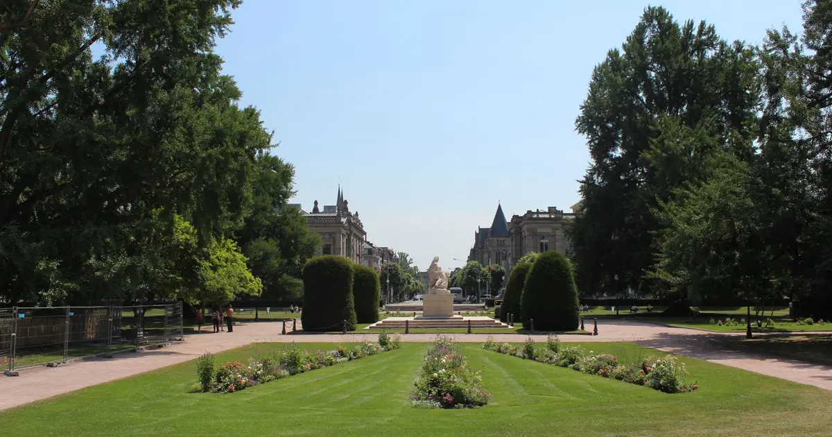 Vue vers la BNU et TNS depuis la place de la République