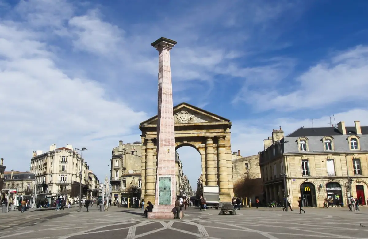Place de la Victoire Bordeaux : Porte d'Aquitaine, terrasses et tortues géantes au bout de la rue Sainte-Catherine