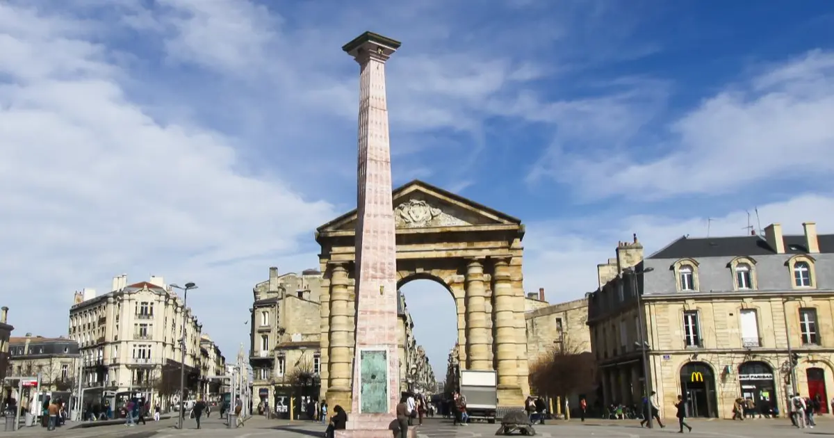 Place de la Victoire Bordeaux : Porte d'Aquitaine, terrasses et tortues géantes au bout de la rue Sainte-Catherine