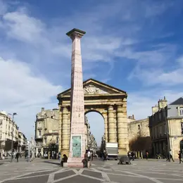 Place de la Victoire Bordeaux : Porte d'Aquitaine, terrasses et tortues géantes au bout de la rue Sainte-Catherine