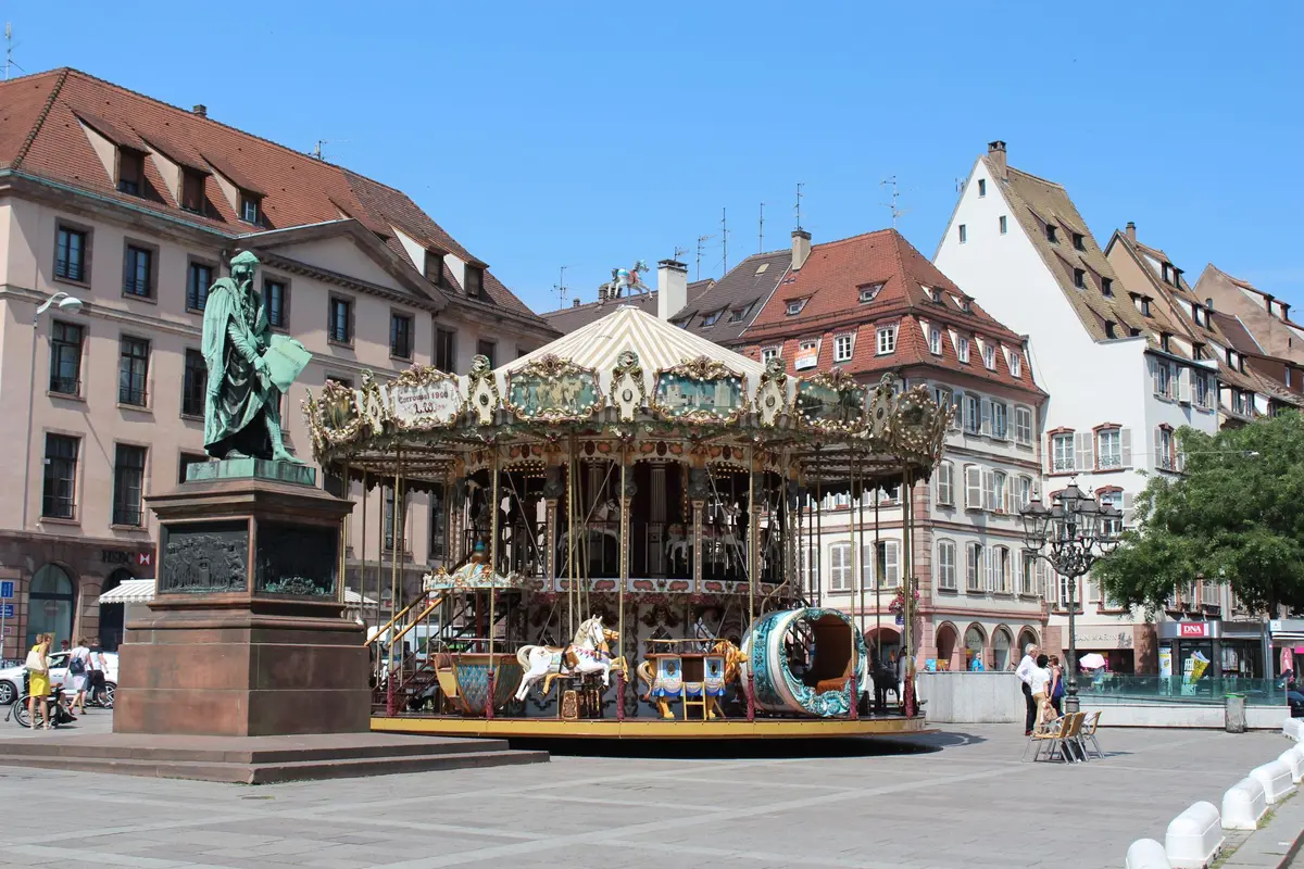 La place Gutenberg et son carrousel à Strasbourg