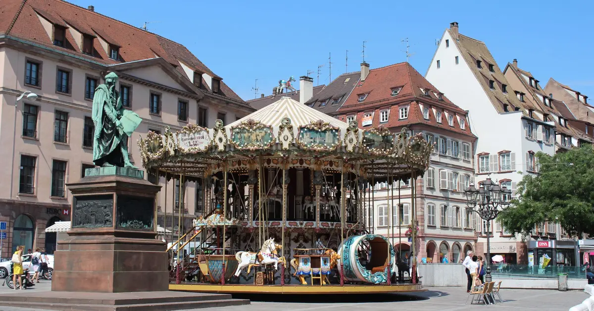 La place Gutenberg et son carrousel Ă Strasbourg