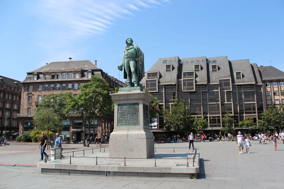 La statue de Kléber et la Maison Rouge