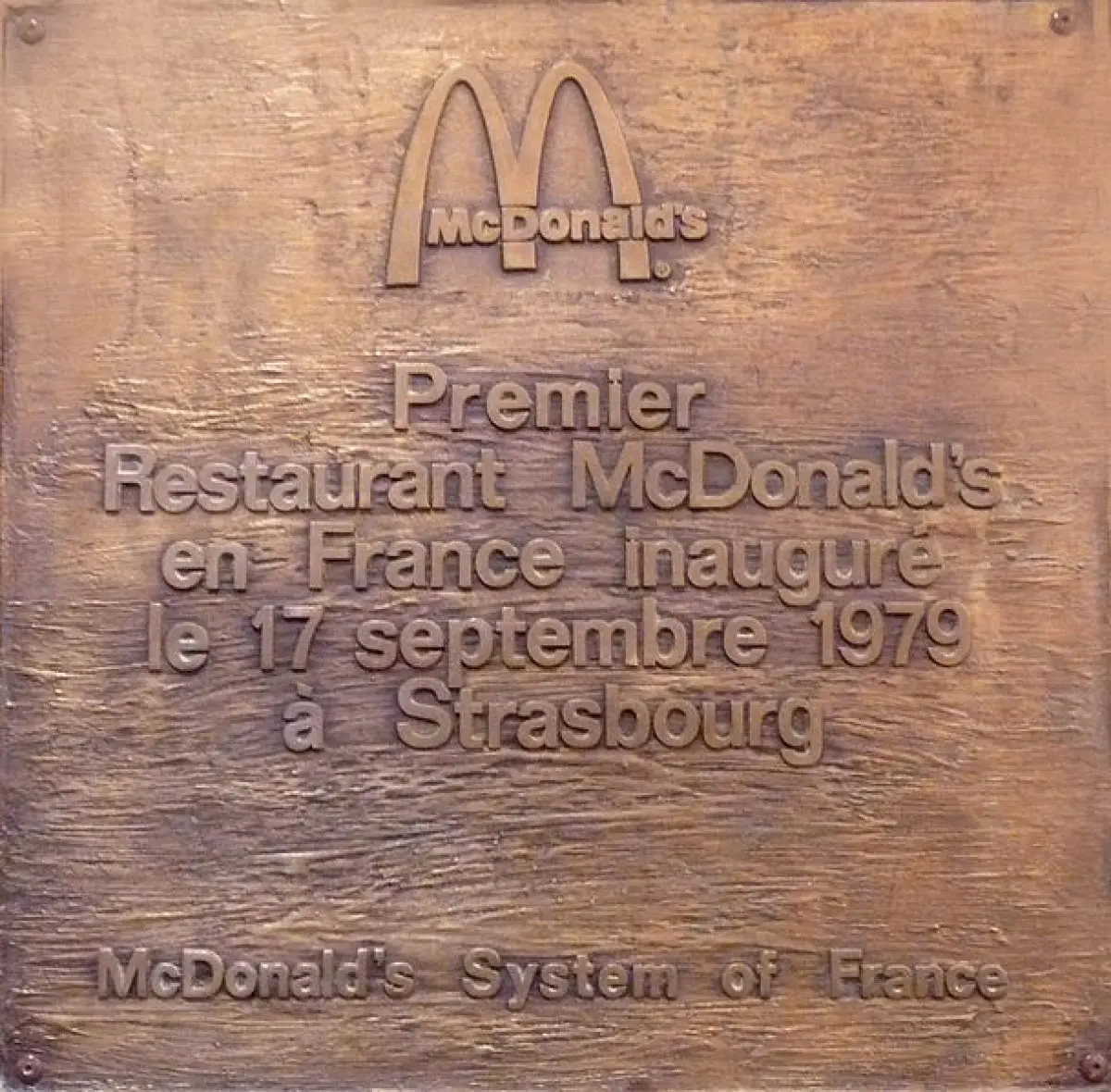 La plaque commémorative du premier Mc Donald's de France, à Strasbourg-Halles
