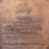 La plaque commémorative du premier Mc Donald's de France, à Strasbourg-Halles &copy; Ji-Elle