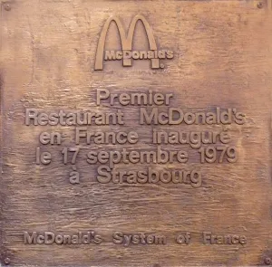 La plaque commémorative du premier Mc Donald\'s de France, à Strasbourg-Halles